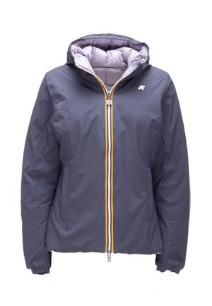 Giacca imbottita grigia con cappuccio, dotata di una cerniera frontale con bordo multicolore e un logo sul petto sinistro. Morbida fodera interna.