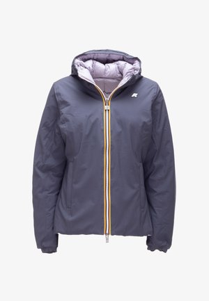 Giacca imbottita grigia con cappuccio, dotata di una cerniera frontale con bordo multicolore e un logo sul petto sinistro. Morbida fodera interna.