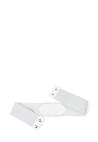 Cintura elastica bianca con un distintivo patch centrale a forma di scallop e chiusure a bottoni automatici su entrambe le estremità.