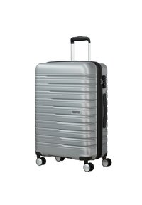 Valigia rigida argento con scanalature orizzontali, manico telescopico, quattro ruote nere e una cerniera nera. Presenta il logo del marchio sul davanti.