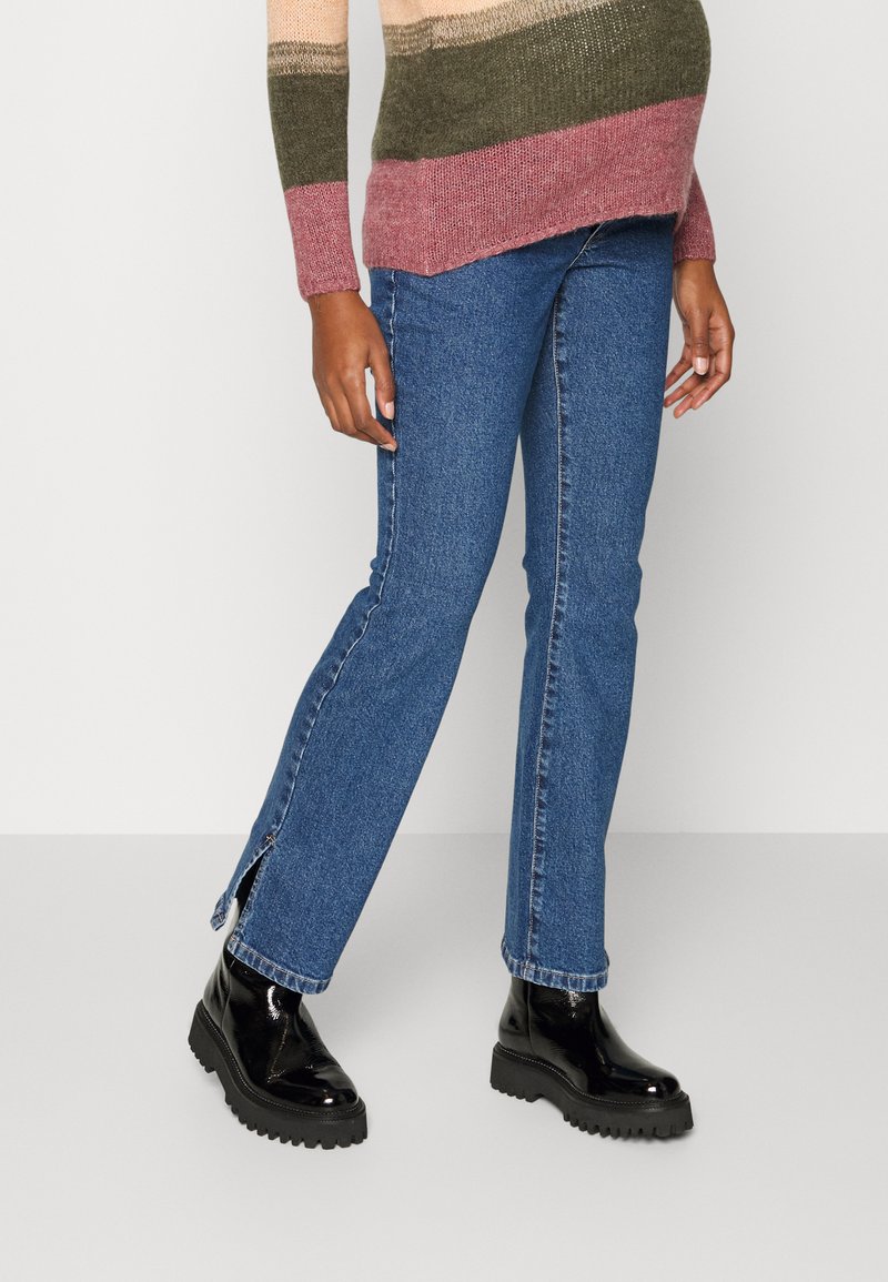 Vero Moda Maternity VMMSELMA SLIT - Calças de ganga à boca de sino - medium blue denim