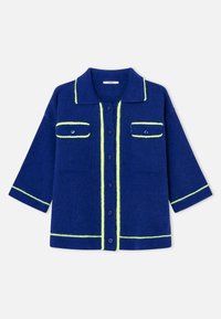 Cardigan bleumarin tricotat, cu accente verde neon, închidere cu nasturi, două buzunare frontale și guler clasic; mâneci trei sferturi.