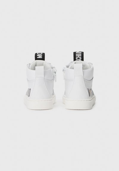 Witte hoge sneakers van soepel leer met zwarte logo-accenten op de hak en een rits aan de zijkant voor gemakkelijke toegang.