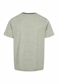 Szara bawełniana koszulka z krótkim rękawem, o okrągłym dekolcie z ciemnym akcentem i wykończonymi brzegami. Widok z tyłu, bez wzorów ani zdobień.