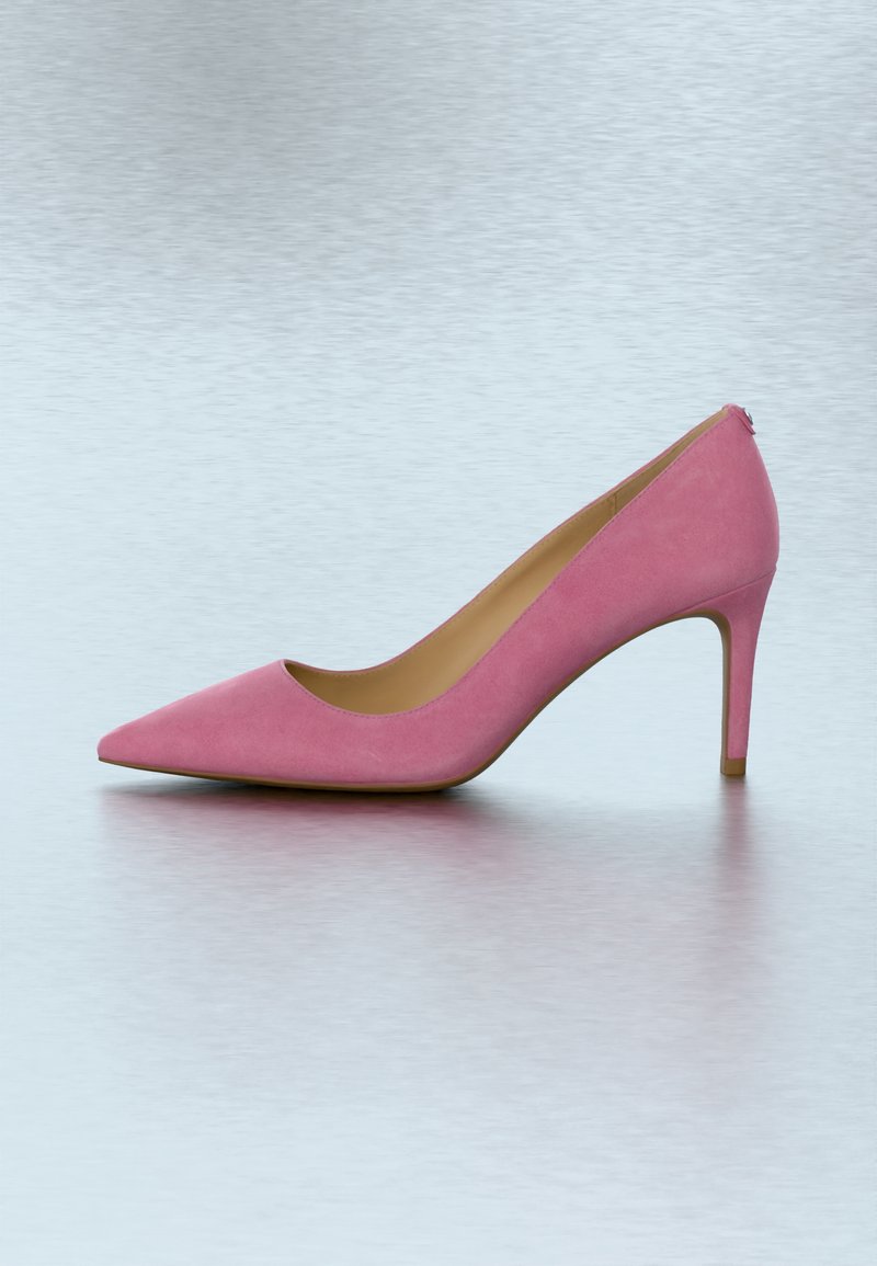 Pantof roz din piele întoarsă cu toc înalt, vârf ascuțit, textură netedă și toc stiletto de 7,5 cm. Design fără cusături, cu partea frontală decupată.