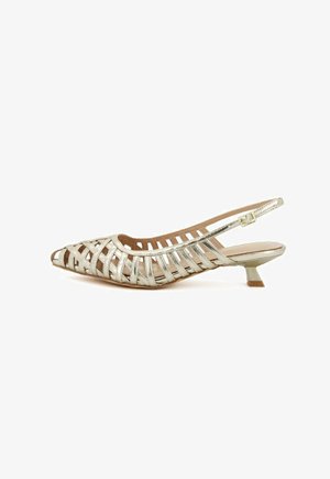 Scarpa slingback argentata in metallo con punta affusolata, design a intaglio e tacco basso. Texture liscia e dettaglio della fibbia discreto.