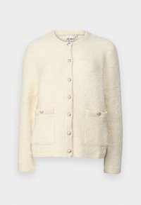 Elfenbensfärgad stickad cardigan med en fluffig textur, rund halsringning, sex knappar, och två framfickor prydda med dekorativ sömnad.