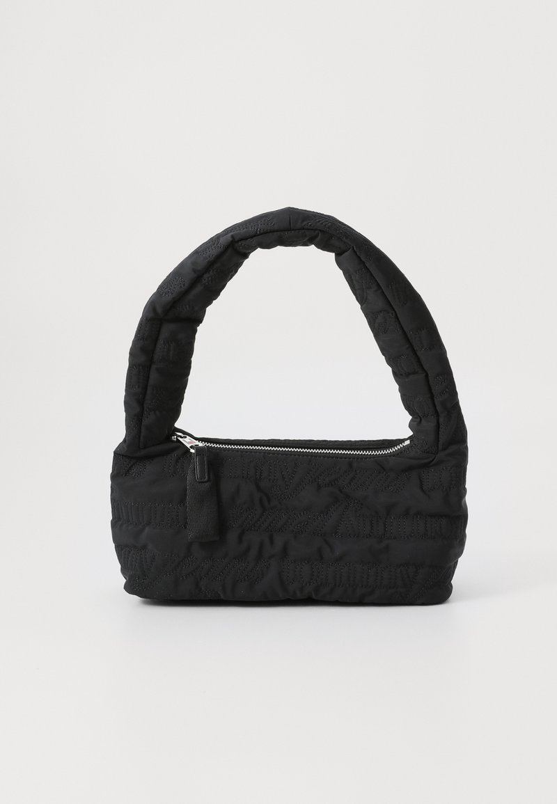 Borsa a tracolla nera trapuntata con manico arrotondato, chiusura con zip e sottile motivo testurizzato. Realizzata in tessuto morbido con finitura liscia.