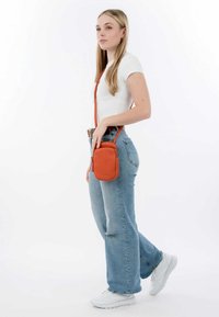 Emily & Noah Handytasche - terra