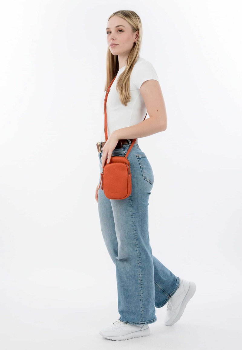 Emily & Noah Handytasche - terra