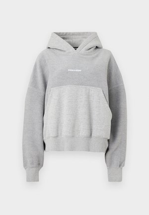 Szürke kapucnis pulóver elülső zsebbel, állítható fűzős kapucnival és bordázott aljjal. Kontrasztos textúrával és fehér "PEGADOR" felirattal rendelkezik.