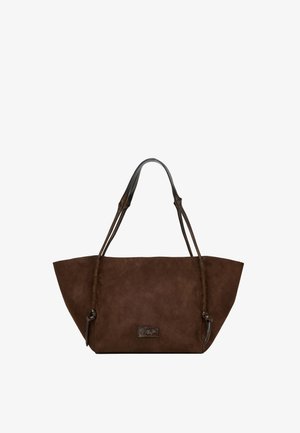 Ruskea mokkanahkainen olkalaukku, jossa on kaksi pitkää nahkahihnaa, tilava kolmion muotoinen ja pieni metallinen logo yksityiskohti sivulla.