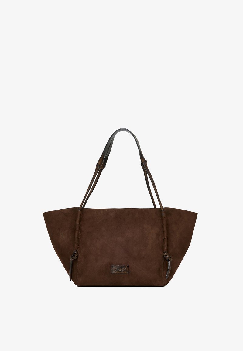 Bolso tote de ante marrón con dos largas asas de cuero, forma triangular espaciosa y un pequeño detalle de logo metálico en el lateral.
