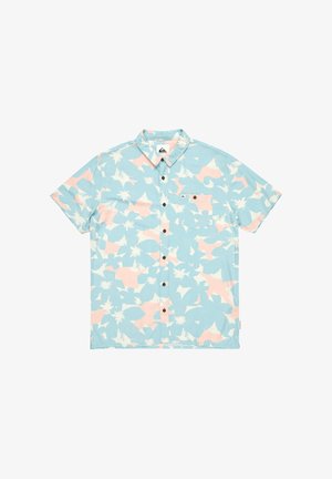 Svetle modrá košile s krátkým rukávem, s růžovými a bílými abstraktními květinovými vzory, límečkem, náprsní kapsou a tmavými knoflíkovými detaily.
