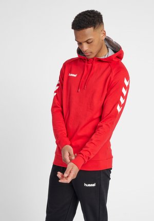 Rode hoodie van katoen met een trekkoordkap, voorzien van witte diagonale strepen op de mouwen en een subtiele logo op de borst.