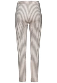 Pantalone s elastičnim pojasom od svijetlosmeđe tkanine s vertikalnim sivim prugama. Suženog kroja, meke teksture, bez džepova ili ukrasa.