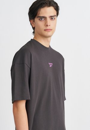 VARSITY ARCH SHORT SLEEVE - Apdrukāts T-krekls - washed black