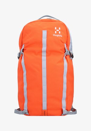 Mochila naranja hecha de tela duradera, con correas grises, logotipo y bolsillos laterales. Diseño sencillo con hebillas ajustables.