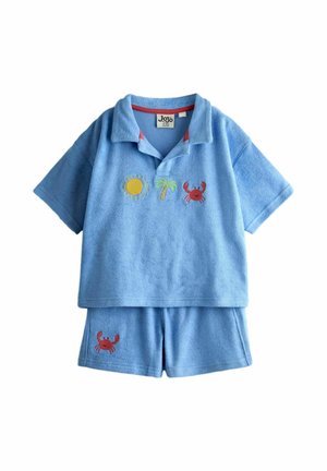 Set di camicia a maniche corte e pantaloncini in spugna azzurra chiara con motivi ricamati di sole, palma e granchio rosso sulla camicia e sui pantaloncini.