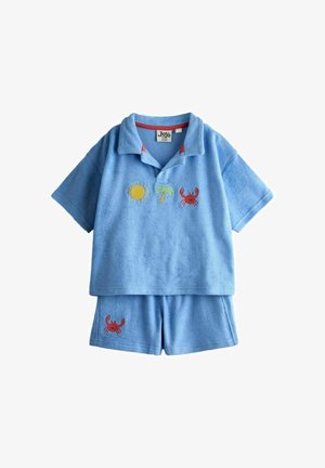 Lyseblåt frottésæt med kortærmet skjorte og shorts med broderede motiver af sol, palme og en rød krabbe på både skjorte og shorts.