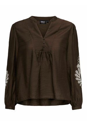 Blusa marrone a maniche lunghe con scollatura a V, chiusura con bottoni e frontale plissettato. Presenta motivi ricamati bianchi sulle maniche, tessuto leggero.