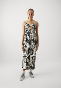 Maksi kleita ar zebra rakstu melnā un krēmkrāsā, ar iegriezumu priekšpusē, šaurām lencēm un pieguļošas siluetu.
