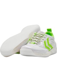 Baskets de sport blanches avec des accents vert fluo, présentant un dessus texturé, des sections en maille et des semelles mouchetées pour une meilleure adhérence.
