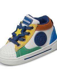 Baskets colorées avec une tige en toile blanche et verte, des accents bleus et oranges, dotées d'un charme de lacet en forme d'étoile et d'une pointe perforée.