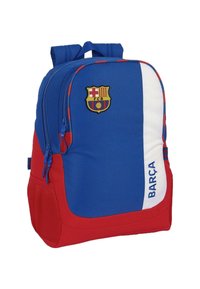 Niebiesko-czerwony plecak z dużym logo Barça, z zamykanym na zamek głównym kompartamentem, siateczkową kieszenią boczną i paskowymi akcentami.