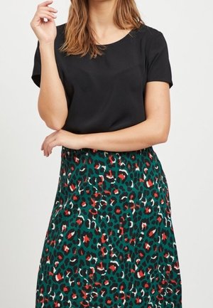 Zwart kortärmlig top gecombineerd met een groene rok met luipaardprint en rode en witte accenten, gemaakt van gladde stof en heeft een ontspannen pasvorm.