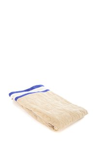 Geplooide beige handdoek met een textuurpatroon van letters, accentueert door een blauw-witte gestreepte rand. Zacht fabric, rechthoekige vorm.