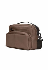 Borsa impermeabile marrone con più scomparti, maniglia superiore e tracolla nera regolabile. Texture liscia, design minimalista.
