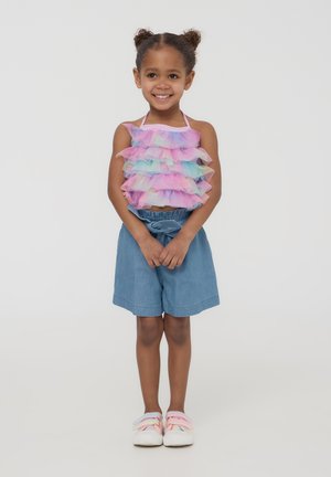 Top a maniche corte colorato con ruches nei toni del rosa, blu e lavanda; pantaloncini di jeans con vita a lacci; scarpe con velcro rosa e blu.