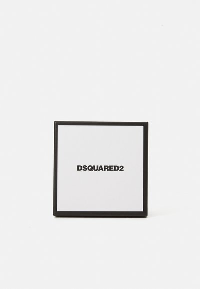 Czarną ramkę prostokątnej skrzynki z białym wierzchem, z tekstem "DSQUARED2" napisanym grubymi czarnymi literami wyśrodkowanymi na przedniej stronie.