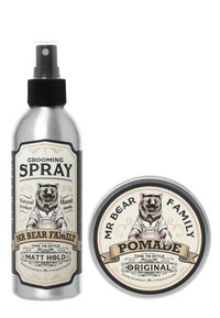 Hoitoainetta sisältävä suihke hopeisessa suihkepullossa, jossa on musta suihkunokka; pomade pyöreässä tinassa, jossa on karhuteema ja vaaleancremi värinen etiketti.