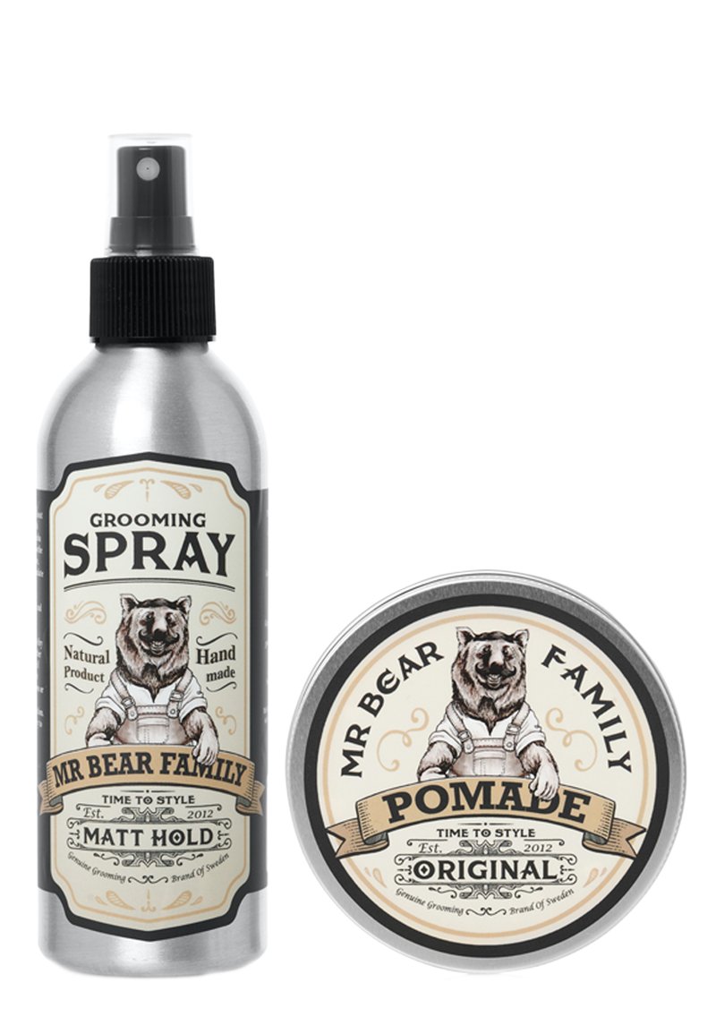 Hoitoainetta sisältävä suihke hopeisessa suihkepullossa, jossa on musta suihkunokka; pomade pyöreässä tinassa, jossa on karhuteema ja vaaleancremi värinen etiketti.