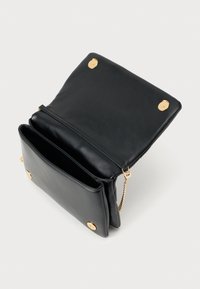 Μαύρη δερμάτινη τσάντα χειρός με δύο διαμερίσματα, χρυσά μεταλλικά στοιχεία και λουρί αλυσίδα. Λείο υλικό με κλείσιμο με καπάκι.