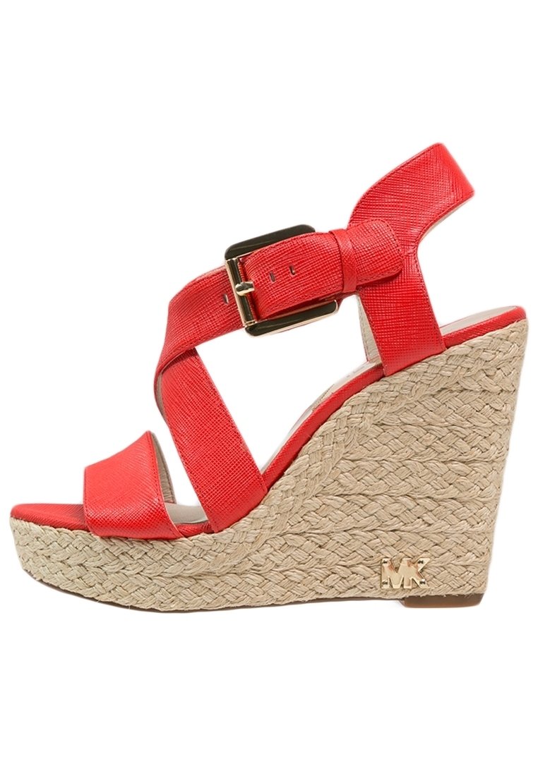 Sandalo wedge espadrilla rossa con suola in juta intrecciata, cinturini larghi, dettaglio con fibbia dorata e tessuto testurizzato. Presenta un accento con il marchio sulla suola.