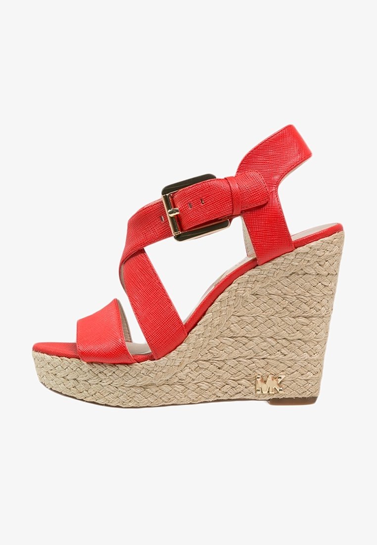 Sandalo wedge espadrilla rossa con suola in juta intrecciata, cinturini larghi, dettaglio con fibbia dorata e tessuto testurizzato. Presenta un accento con il marchio sulla suola.