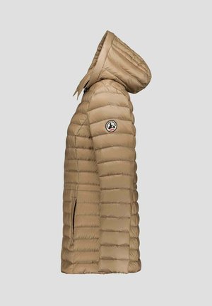 Chaqueta acolchada beige con un diseño acolchado. Cuenta con capucha, bolsillos laterales y un parche con logo en la parte superior del brazo. Textura suave, material ligero.