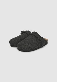 Chaussons en feutre gris foncé avec un dessus texturé, une sangle rembourrée et une semelle intérieure en bois moulée. La semelle est noire et plate.
