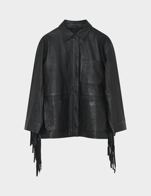 Veste en cuir noir avec trois poches avant, col, fermeture avant dissimulée, et longs détails à franges suspendus aux manches.
