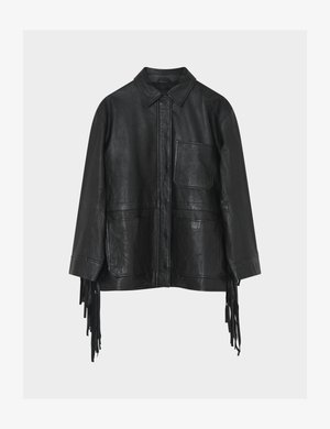 Μαύρο δερμάτινο μπουφάν με τρεις μπροστινές τσέπες, γιακά, κρυφό μπροστινό κούμπωμα και μακριές φούντες που κρέμονται από τα μανίκια.