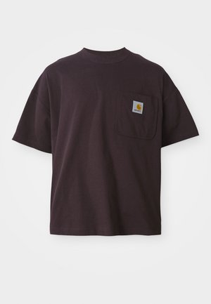 T-shirt kratkih rukava tamnosmeđe boje od pamuka, sa džepom na grudima i kvadratnom logotip zakrpom. Okrugli izrez i opušten fit.
