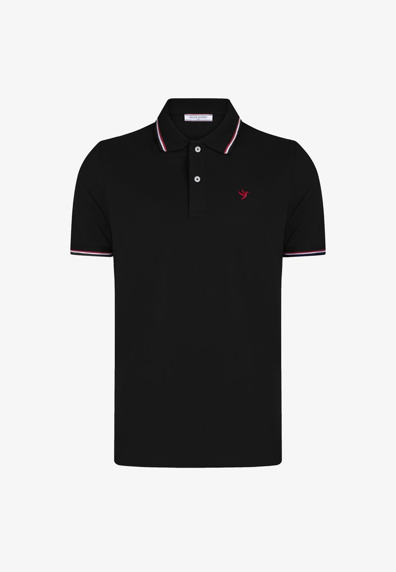 Sort polo-shirt lavet af blødt stof med krave. Den har et rødt logo på brystet og tynde røde og hvide stribede detaljer på ærmerne.