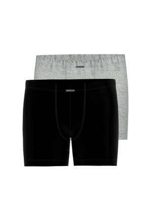 Zwei Paar Herren-Boxershorts, eines schwarz vorne und eines grau hinten, beide mit kleinen Markenetiketten am Bund.