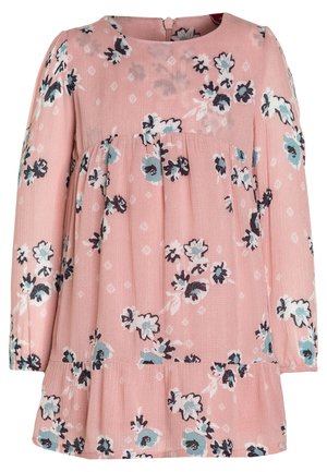 Pink langærmet kjole med rund halsudskæring og blå, hvid og sort blomsterprint, med en indsnævret talje og flæsekant.