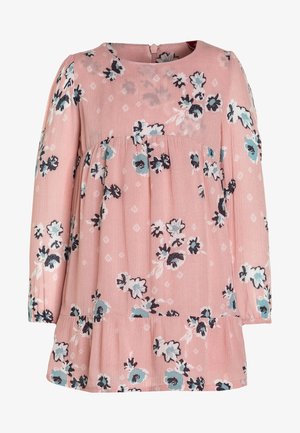 Robe rose à manches longues avec un col rond et un motif floral bleu, blanc et noir, avec une taille froncée et un ourlet à volants.