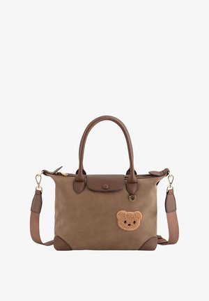 Bolso sintético marrón con asas dobles y correa de hombro ajustable. Cuenta con un parche de oso de peluche y detalles de cuero marrón.