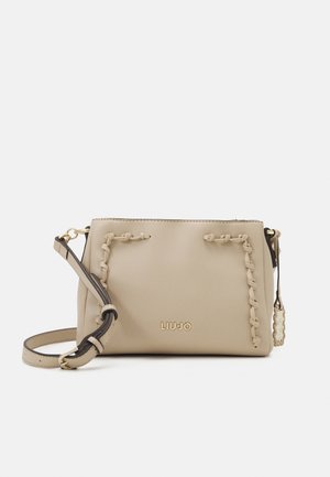 Béžová obdélníková kabelka přes rameno s pletenými detaily, nastavitelným popruhem, zapínáním na zip a zlatým logem Liu Jo na přední straně.